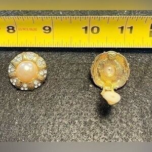 Vintage‎ Pearl and Goldtone Clip on Earrings